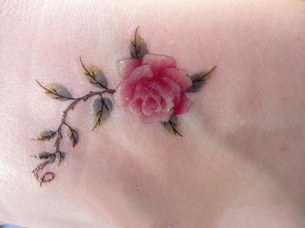 玫瑰纹身图  艳丽动人的玫瑰花纹身图案