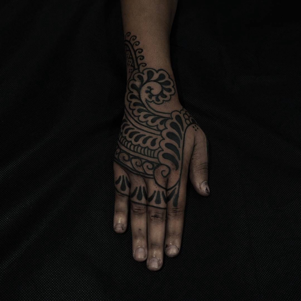 手背上纹身图案    手背上素描纹身黑白灰风格和彩绘纹身风格的动物纹身及花纹身图案