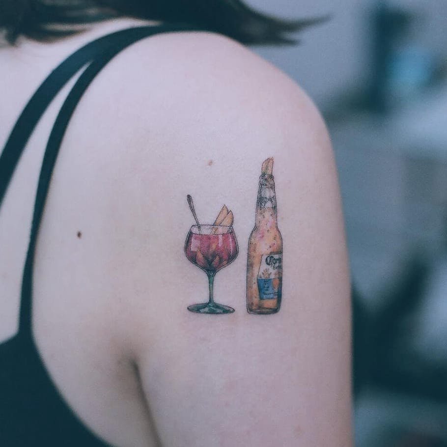 酒瓶图案纹身  醇馥幽郁的酒纹身图案