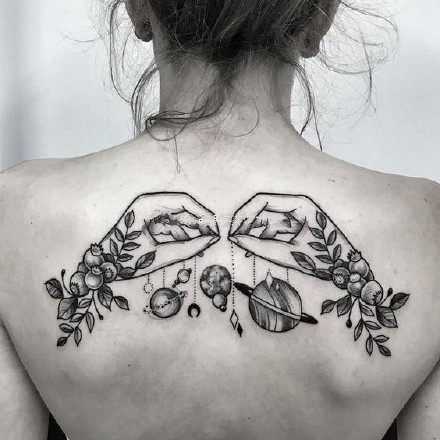 女生肩花纹身_15张女性双肩对称的肩花纹身图案作品图片