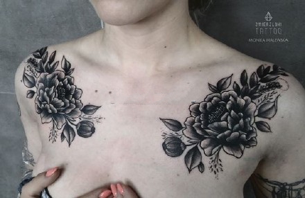 女生肩花纹身_15张女性双肩对称的肩花纹身图案作品图片