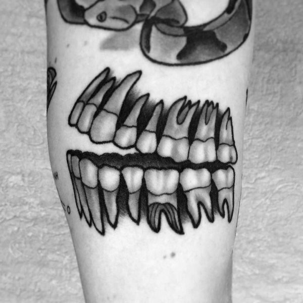 创意骨骼纹身图_10张男性黑灰点刺创意骨骼纹身图案作品