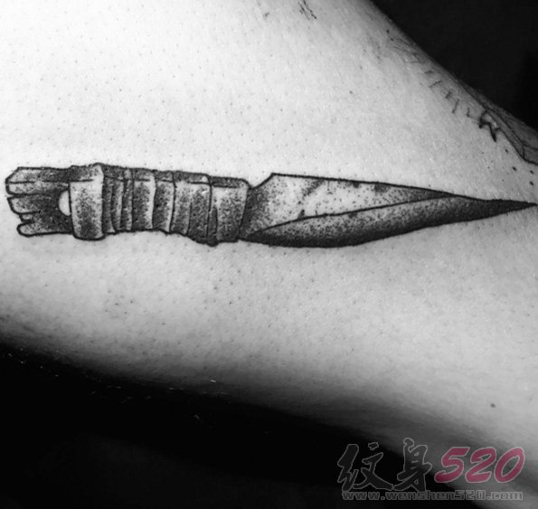 欧美匕首纹身 锋芒逼人的匕首纹身图案