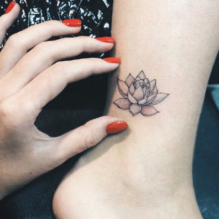 花朵纹身-栩栩如生的花朵在身体绽放的纹身图片