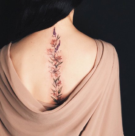 性感的花纹身-美丽花朵衬托出的女性之美纹身图