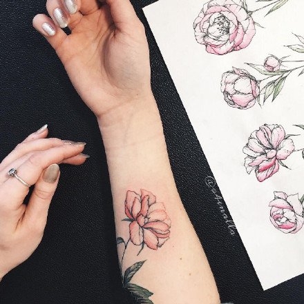 性感的花纹身-美丽花朵衬托出的女性之美纹身图
