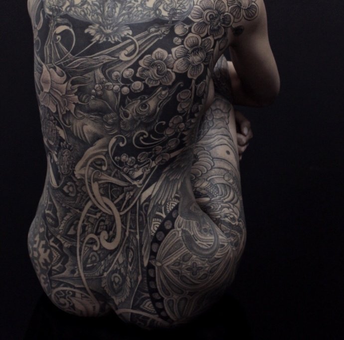 性感纹身-漂亮美女性感全身黑白大胆的纹身图片