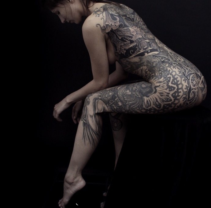 性感纹身-漂亮美女性感全身黑白大胆的纹身图片