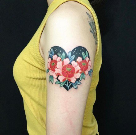 剪影纹身-女生手臂上色彩多姿的剪影纹身图片