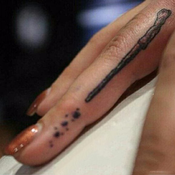 欧美纹身图片-欧美被哈利波特的魔杖施加魔法的纹身图案