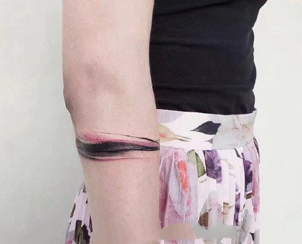 手臂纹身图案-黑丝线条缠绕在手上的手环纹身图片