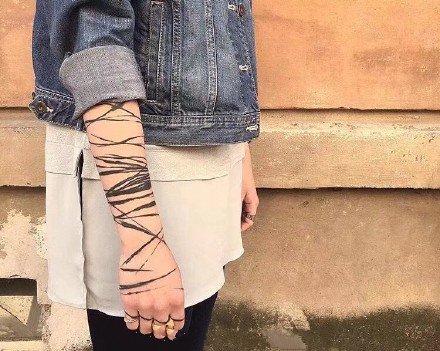 手臂纹身图案-黑丝线条缠绕在手上的手环纹身图片