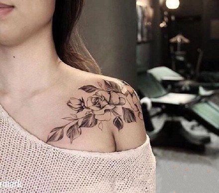 女性肩花纹身---一组女手肩膀上的花朵纹身图案图片