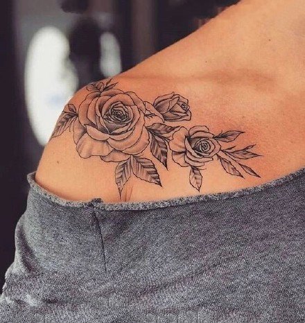 女性肩花纹身---一组女手肩膀上的花朵纹身图案图片