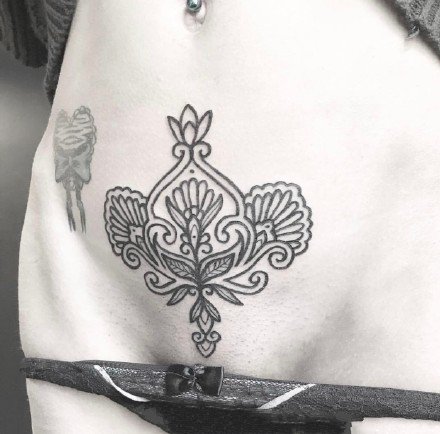 女性图腾纹身--9张女性经典的黑灰图腾纹身图案作品
