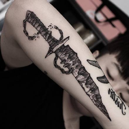 点刺钝器物品纹身--一组黑灰点刺刀斧匕首等石器工具的纹身图案