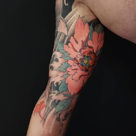 传统花卉纹身--一组手臂上的传统花朵纹身图案图片