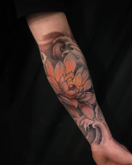 传统花卉纹身--一组手臂上的传统花朵纹身图案图片