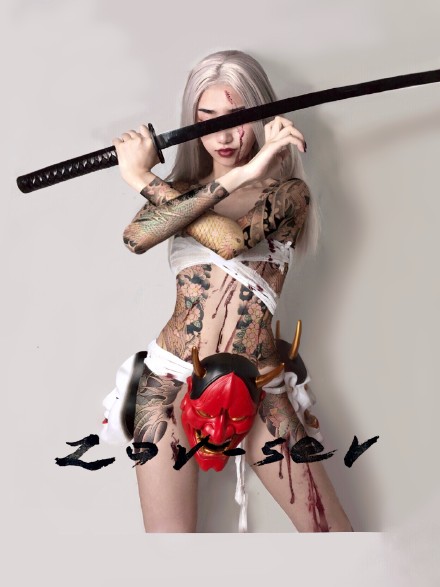 日式纹身美女--日本风格拿武士刀的纹身美女摄影写真图片