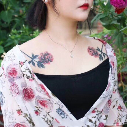 一组女性各部位的红色花草纹身图案