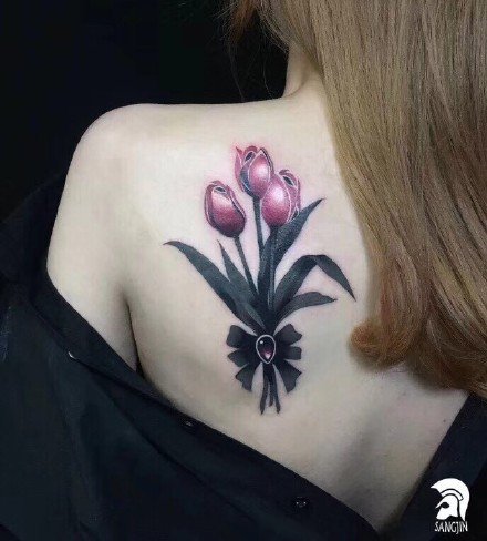 一组女性各部位的红色花草纹身图案