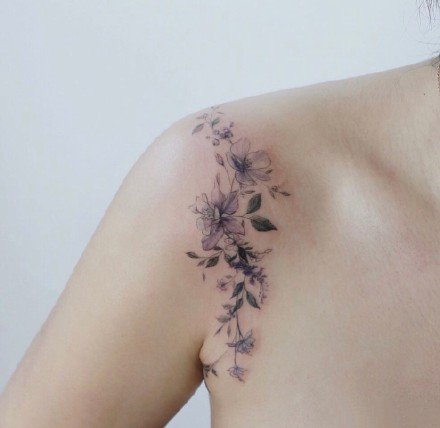 一组女生唯美小清新彩色花朵纹身图案作品