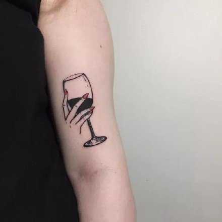 创意红酒杯的一组酒杯纹身图案欣赏