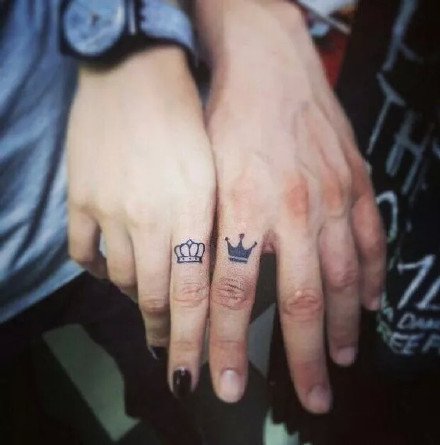 情侣手腕手指等部位的一组皇冠情侣纹身图案