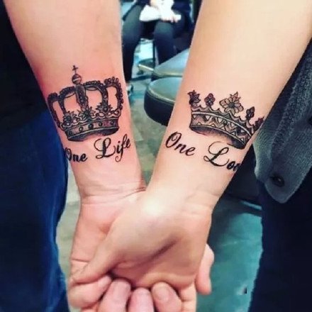 情侣手腕手指等部位的一组皇冠情侣纹身图案