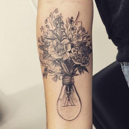 花朵在灯泡和瓶子里--黑色创意点刺花朵纹身图案作品