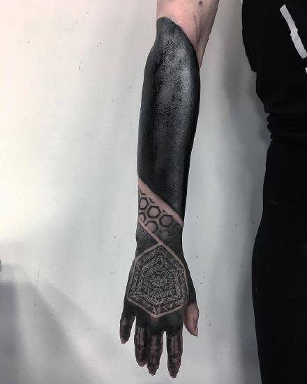 死黑手背纹身--从手臂到满手背的深黑色纹身图案