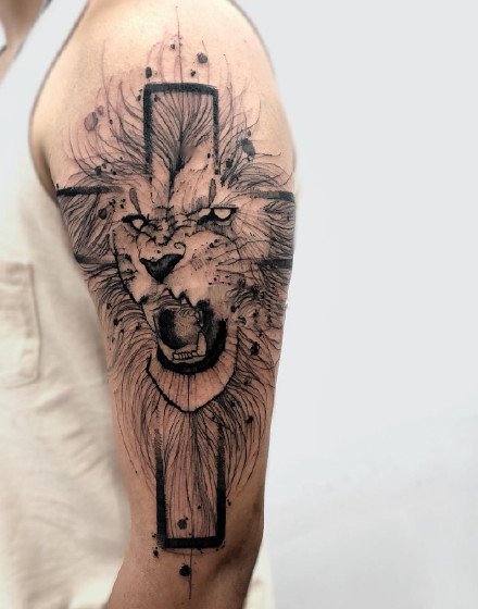 男性大手臂上的一组个性黑灰纹身作品图案