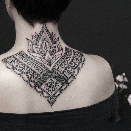颈部繁花纹身：颈部后背处的一组梵花纹身图案欣赏