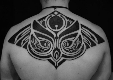 颈部繁花纹身：颈部后背处的一组梵花纹身图案欣赏