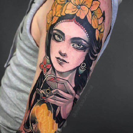 手臂女郎纹身：9张大臂和腿部的一组彩色女郎纹身图案