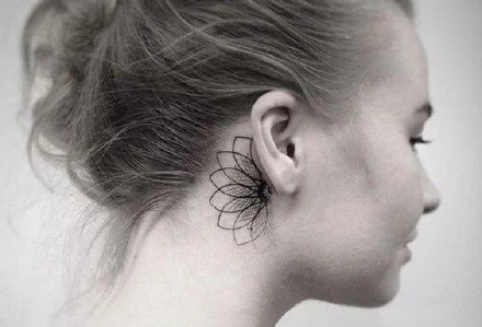 耳朵后面小纹身：9张纹在耳朵后面的小清新纹身图案