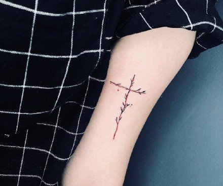 小清新十字架：18张很小清新的简约创意十字架纹身图案