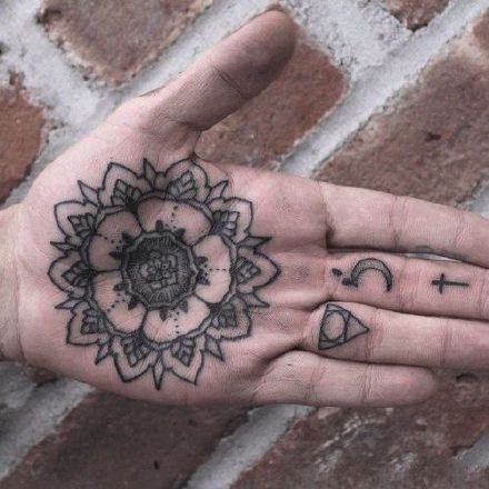 手掌心纹身：纹在手板心里的个性纹身图案欣赏