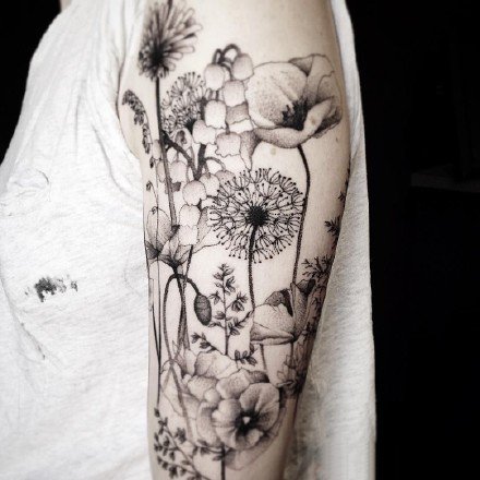 环绕在手臂上很好看的一组黑灰花卉主题纹身图案