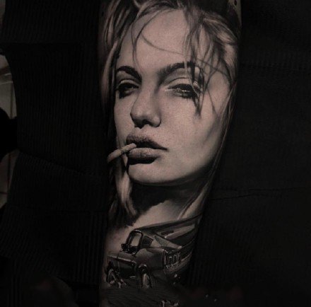 欧美黑灰写实纹身：大臂和大腿上逼真的欧美3d写实纹身图案