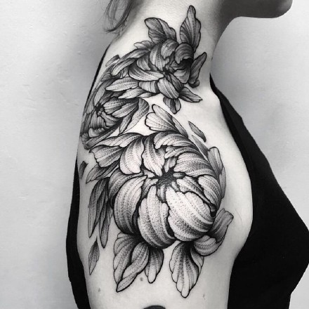 肩花纹身作品：女性肩部上的花卉性感纹身图案