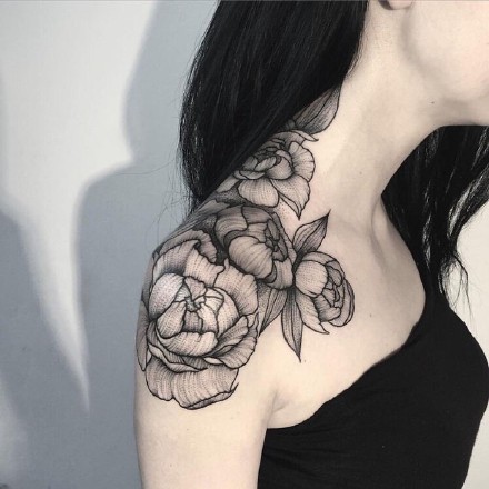 肩花纹身作品：女性肩部上的花卉性感纹身图案