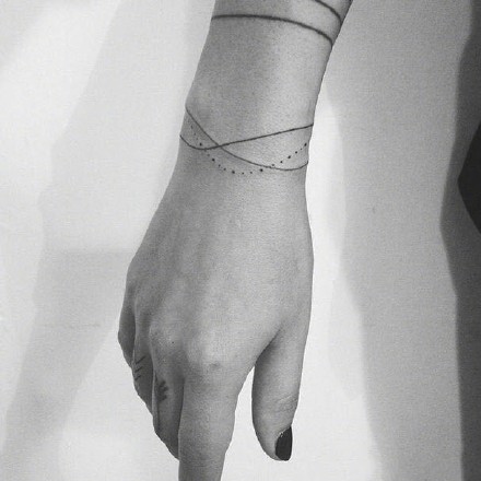 手腕处精致漂亮的手环手链纹身图案