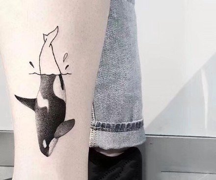腿部的一组潮流个性的黑灰腿部纹身作品图