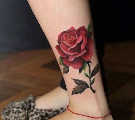 小腿玫瑰花纹身：9张小腿上漂亮的一组玫瑰花纹身图案