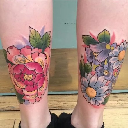小腿玫瑰花纹身：9张小腿上漂亮的一组玫瑰花纹身图案