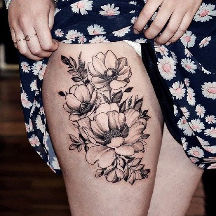 女性大腿上的性感一组繁花纹身图案9张