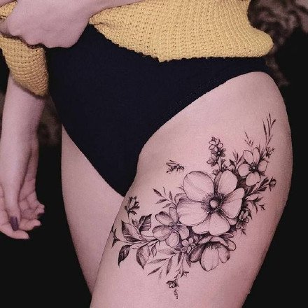 女性大腿上的性感一组繁花纹身图案9张