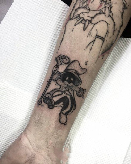 手臂上的一组个性黑色小点刺纹身图案