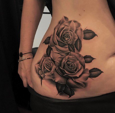 女士很喜欢的漂亮玫瑰花纹身作品图片9张